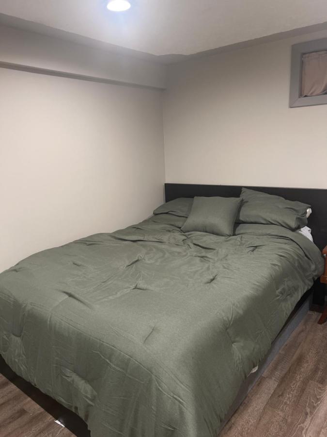 B&B Calgary - Spacious Room & Living Area in NW! - Bed and Breakfast Calgary