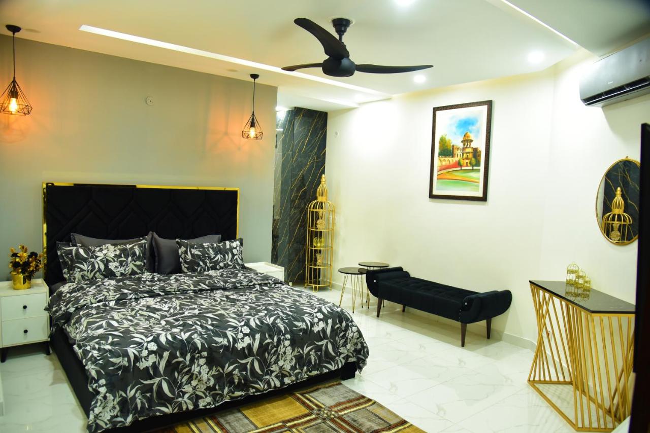 B&B Lahore - Chic Noir 1 Bedroom Apartment Gulberg - Bed and Breakfast Lahore