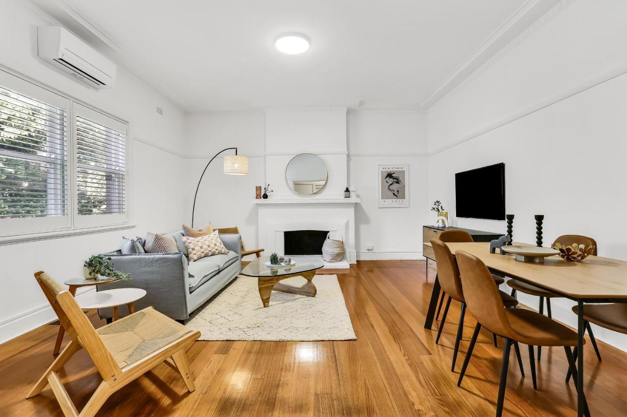 B&B Melbourne - Large 3 Bed Art Deco Apartment in Camberwell - Bed and Breakfast Melbourne