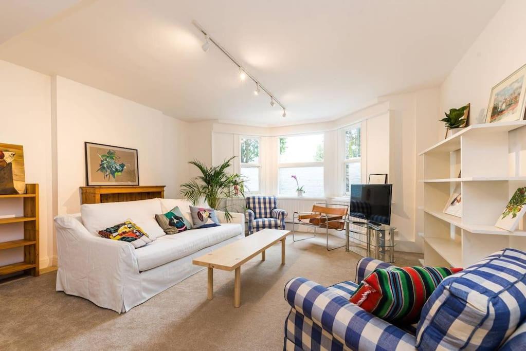 B&B Londres - Spacious 2 bed Garden Flat by the Thames+parking - Bed and Breakfast Londres