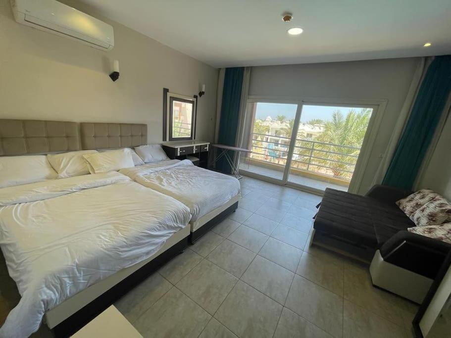 B&B Hurghada - Amazing apartment with a balcony overlooking the pool and aqua park in View Aqua Apartments and Suits in Mirage Bay Resort & Aquapark Hotel - Bed and Breakfast Hurghada