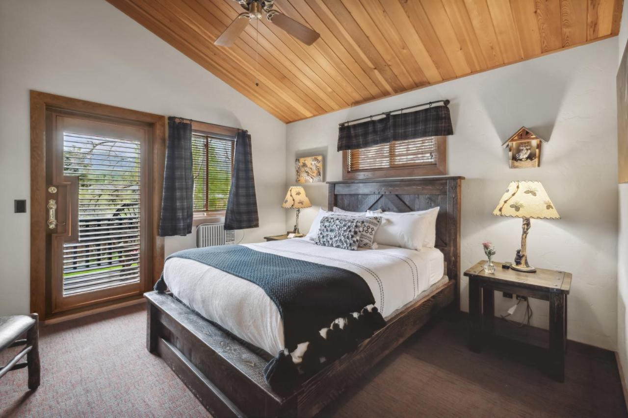 Habitación con cama extragrande y vistas a la montaña