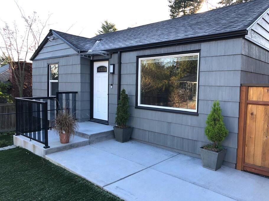 Cozy Crown Hill Carkeek Cottage w/3 Beds, Full Kitchen & Backyard in North Seattle - Chambres d’hôtes