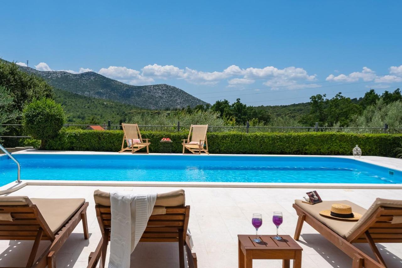 VILLA BEYBE with Jacuzzi, large private pool 50m2, BBQ,free WIFI, 3 bedrooms - Ferienwohnung