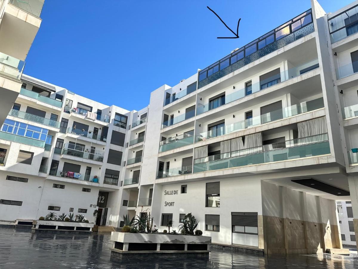Chic 2BR Getaway with Large Balcony and Central AC - Chambres d'hôtes Agadir