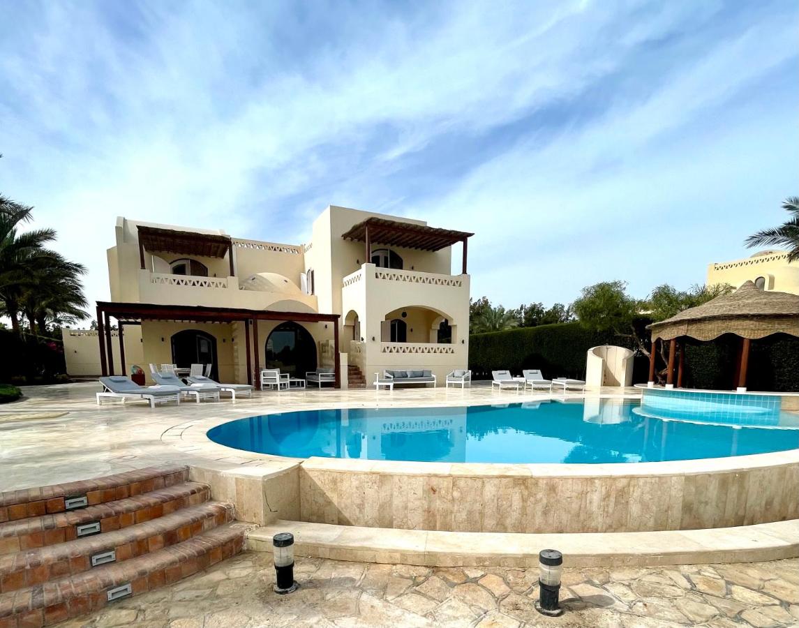 B&B Hurghada - BEAUTIFUL 4-BEDROOM VILLA WITH POOL AND VIEWS OF THE LAGOON AND GOLF COURSE - Bed and Breakfast Hurghada