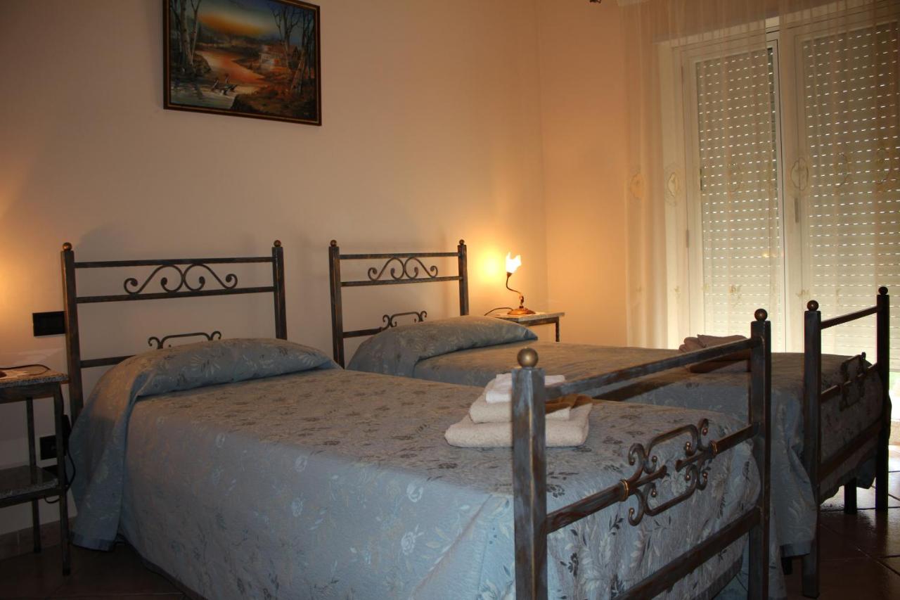 Doppel-/Zweibettzimmer mit Balkon