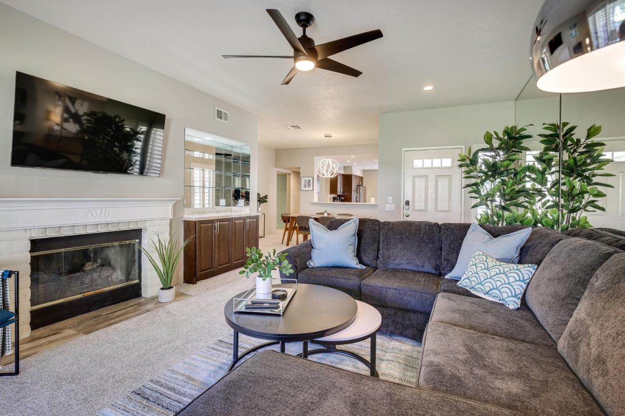 Patio and Pool Access Stunning Palm Desert Townhome - B&B