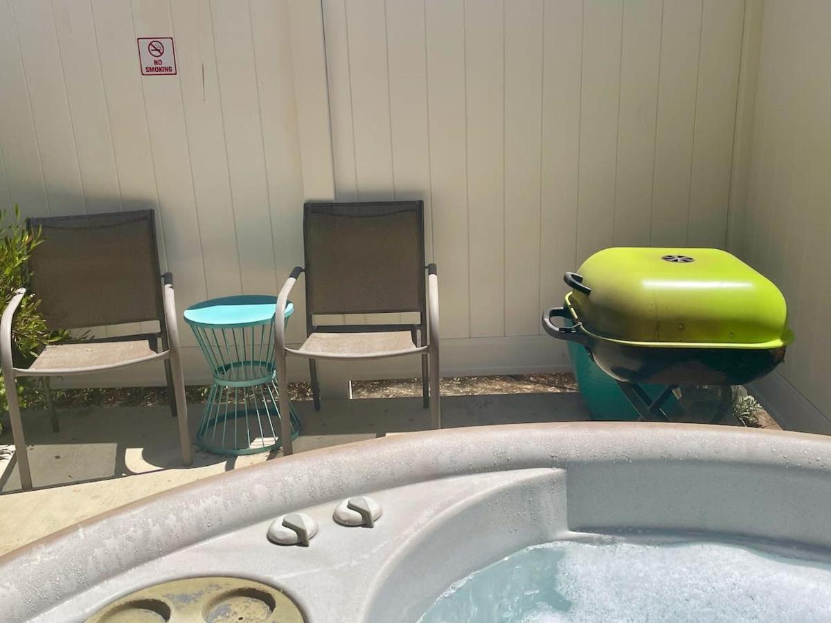 Squirrel View Hot tub BBQ Patio Shuffle Board - B&B Oakhurst