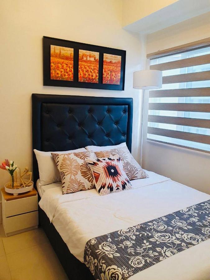 B&B Manila - 2 Br CONDO Vine Residences Quezon City with POOL WIFI Karaoke BOARD GAMES NETFLIX - Bed and Breakfast Manila