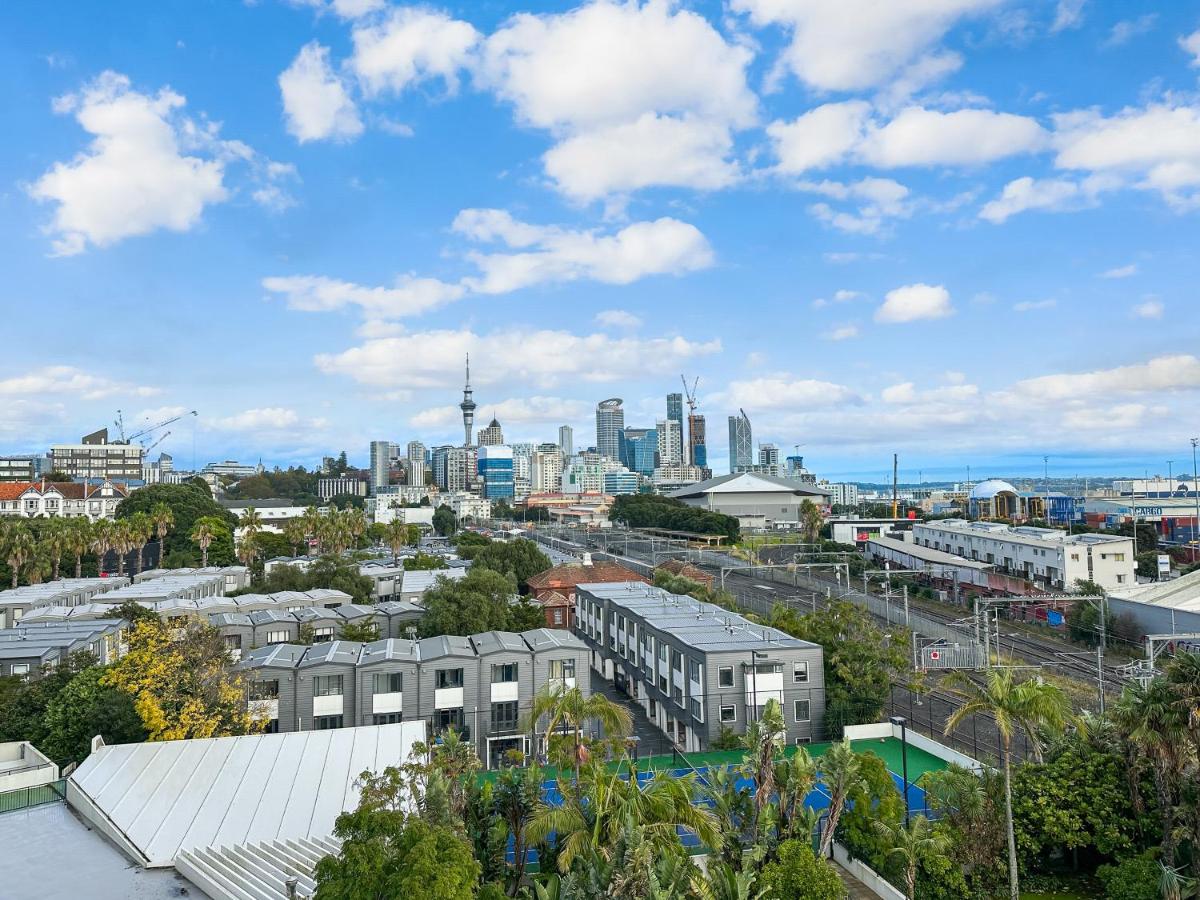 Le Mirage- Stylish, central apartment with pools, sauna, more - B&B Auckland