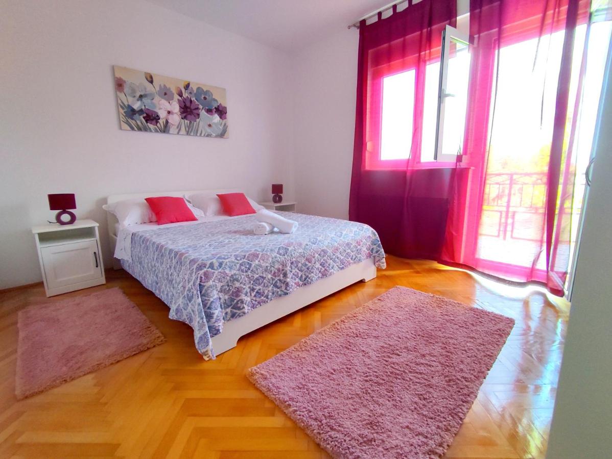Apartment Tea-1 - Bed and Breakfast Okrug Donji