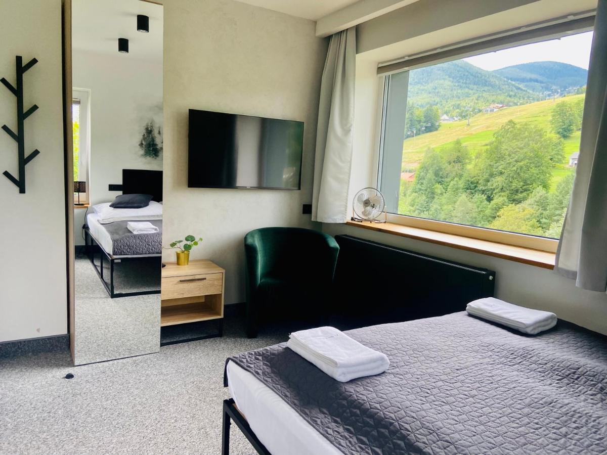 Zimmer mit Kingsize-Bett und Bergblick