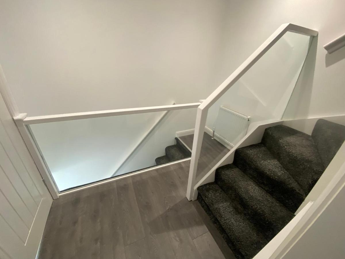 Luxury 3-Bed House-Jaquzzi Bath-Private Parking- suitable for contractors - B&B Elland