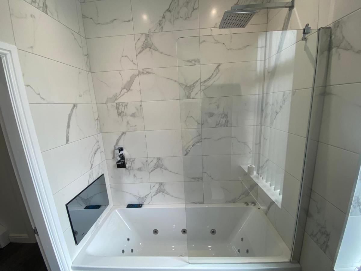 Entire 3-Bed House-Jaquzzi Bath-Private Parking- suitable for contractors - B&B Elland