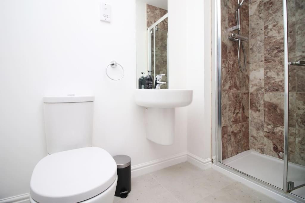 Modern and Cosy 3 Bed House Close to Cardiff City Centre perfect for Family Relocations, Contractors & Groups by Gurkha Stay with Free Parking and Wifi - Chambres d'hôtes Cardiff