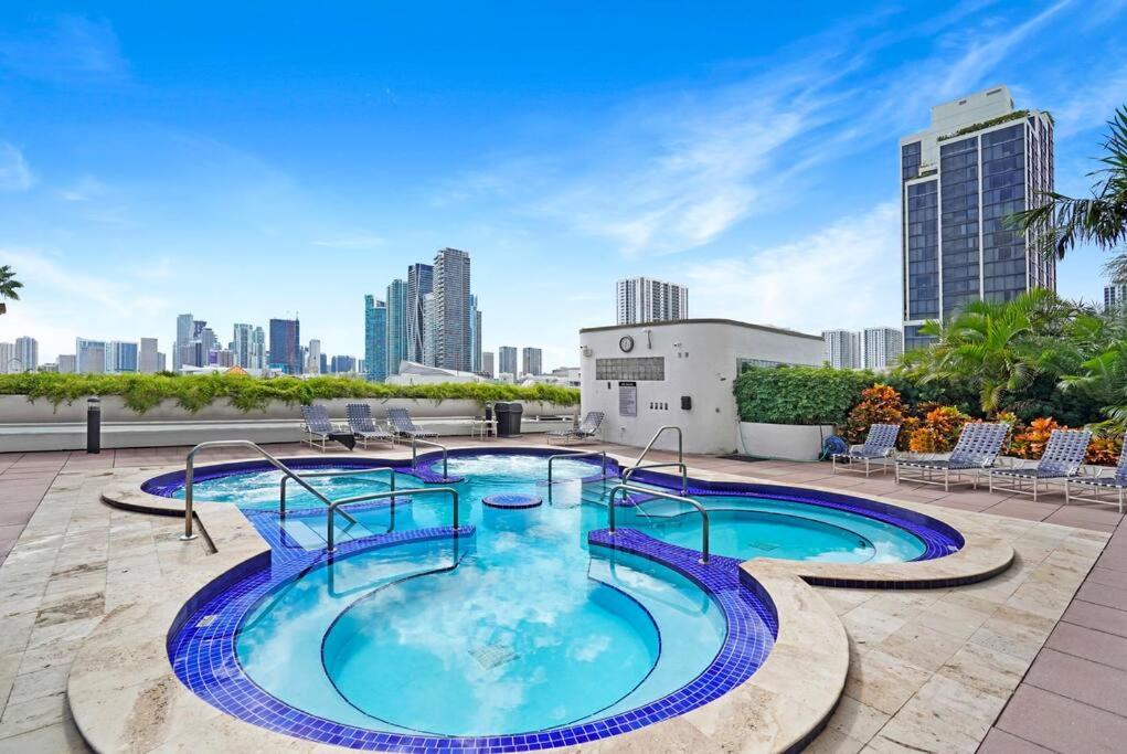 The Bond - OO7 Vibes and Penthouse Water Views! - B&B Miami