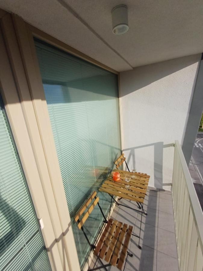 New air-conditioned apartment 5 minutes by walk from the airport with free garage parking - Chambres d'hôtes Bratislava