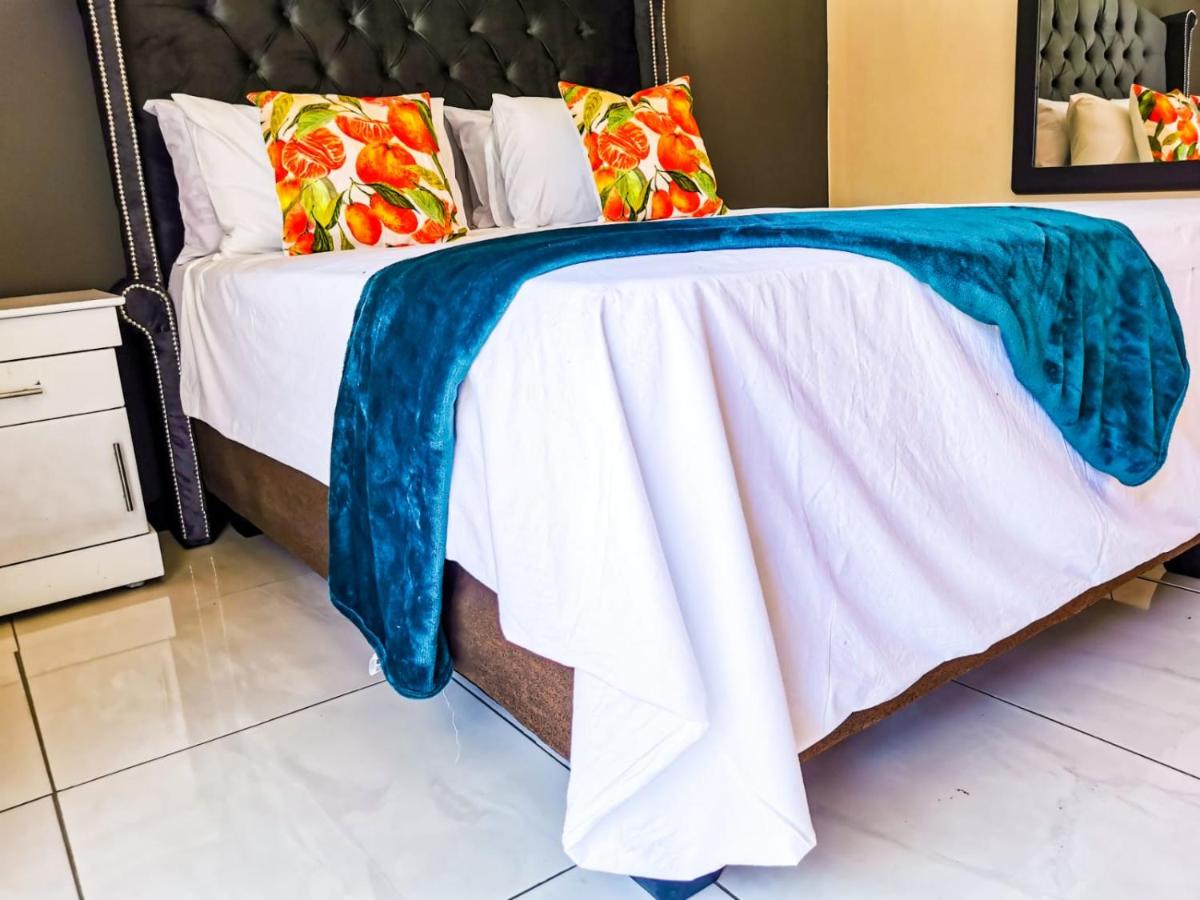 Habitación con cama grande