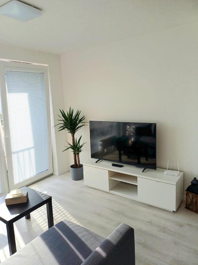 New air-conditioned apartment 5 minutes by walk from the airport with free garage parking - Bed and Breakfast