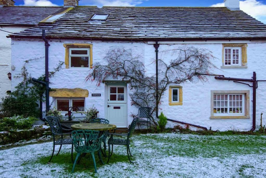 Westside Cottage, Newby Hamlet, Clapham, Yorkshire Dales National Park, Famous Three Peaks, Near The Lake District, Pets Are Welcome, Direct Parking in front of the Cottage & Guest Parking - Chambres d'hôtes Newby