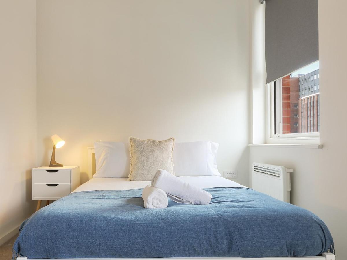 Modern 2-Bed Apartment, FREE Parking, City Centre, Netflix & Pet Friendly - Hosted by Stay Host Save - Ferienwohnung