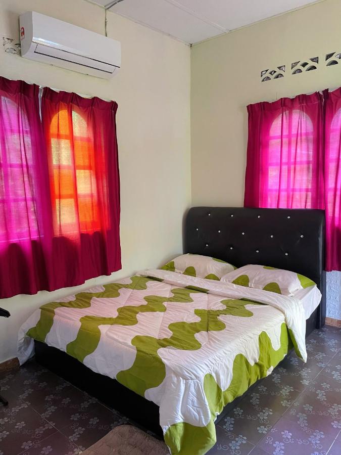 B&B Kampung Sarang Tiung - yellow homestay - Bed and Breakfast Kampung Sarang Tiung