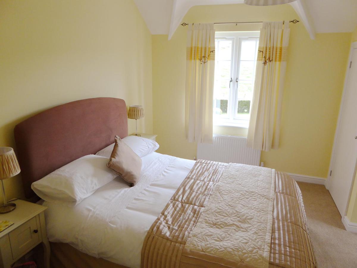 Habitación con cama extragrande y vistas al jardín 