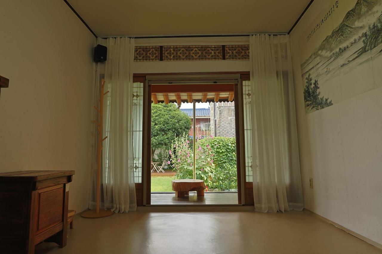 Estudio con vistas al jardín