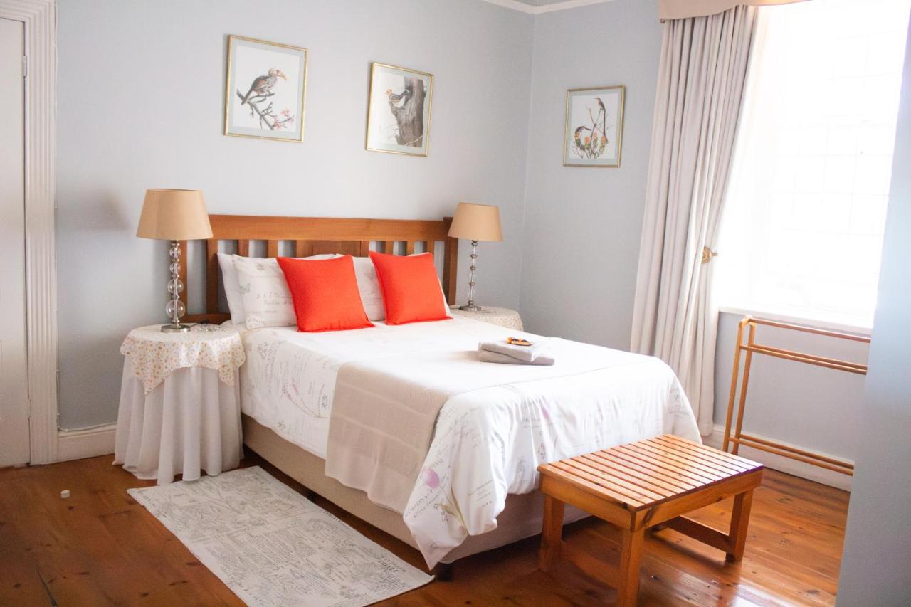 Habitación con cama grande
