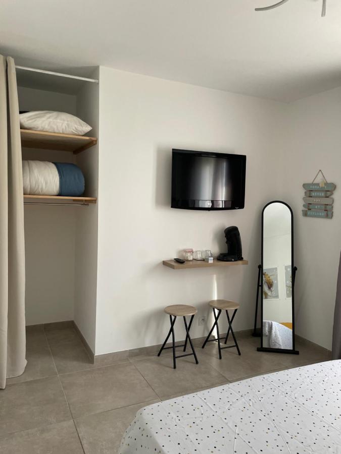Chambre avec salle de bain privée dans villa avec garage - B&B