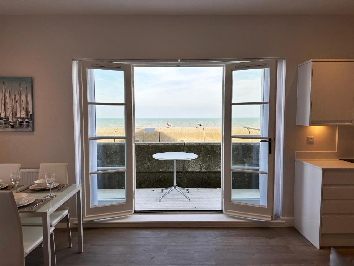 Beachfront Bliss Apartment - Near Hythe - On Beach Seafront - Private Parking - B&B Dymchurch