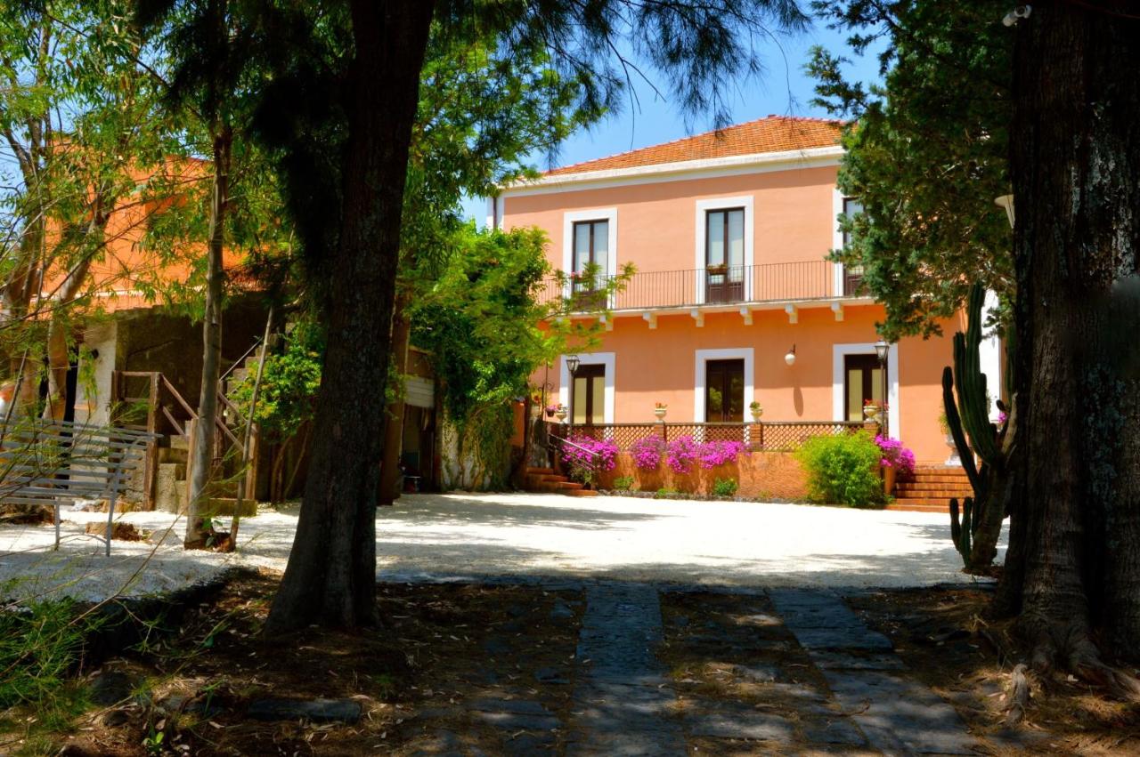Villa Bonaccorso - antica e maestosa villa con piscina ai piedi dell'Etna - B&B Viagrande