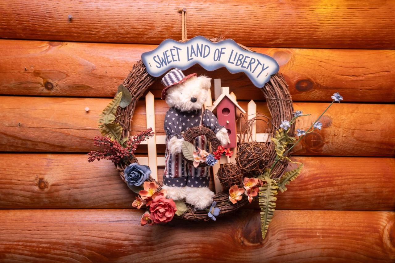 Cabin Bliss - Just 1 Mile from Lake Lanier - B&B