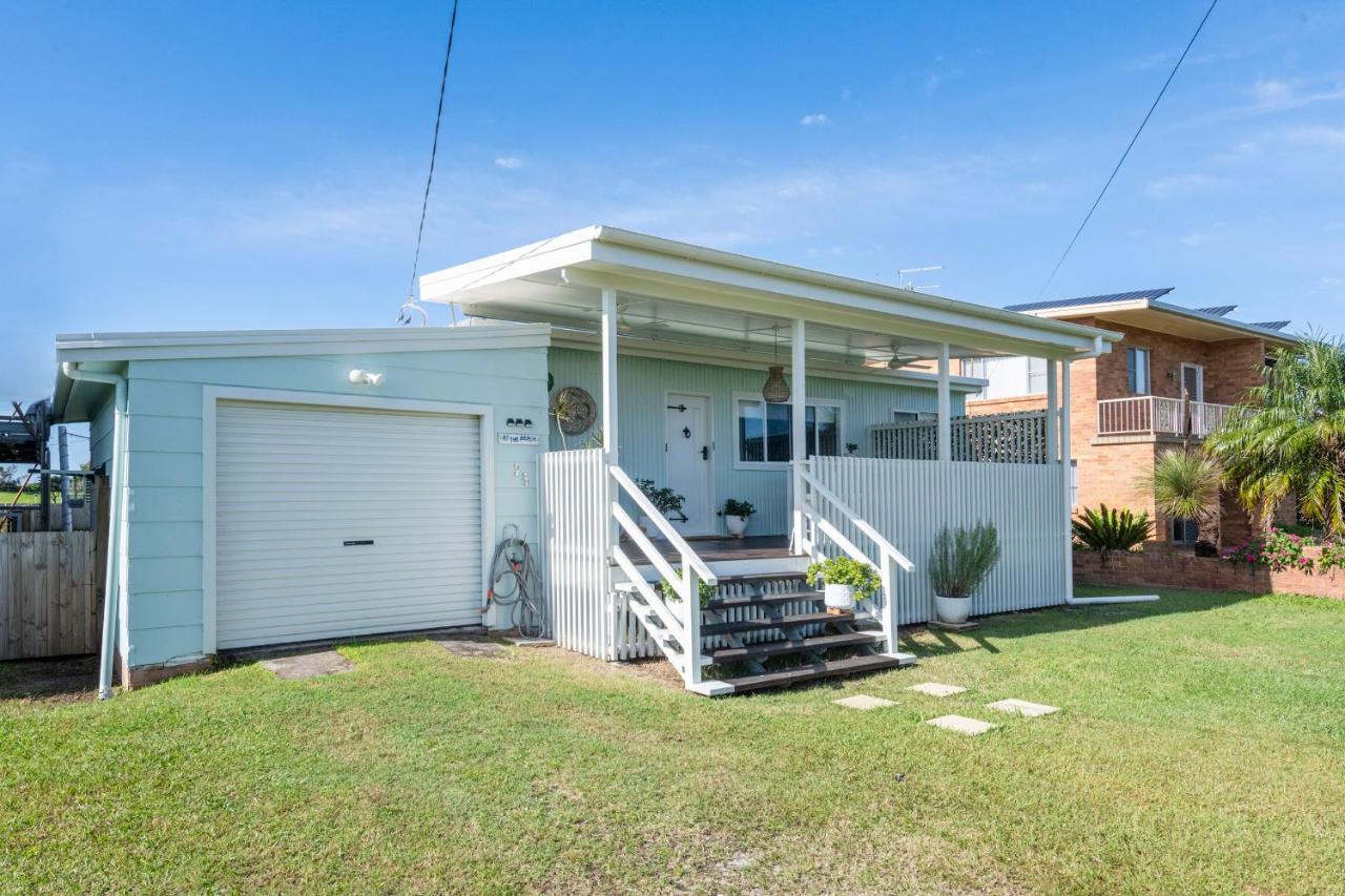 At The Beach Brooms Head - LJHooker Yamba - B&B