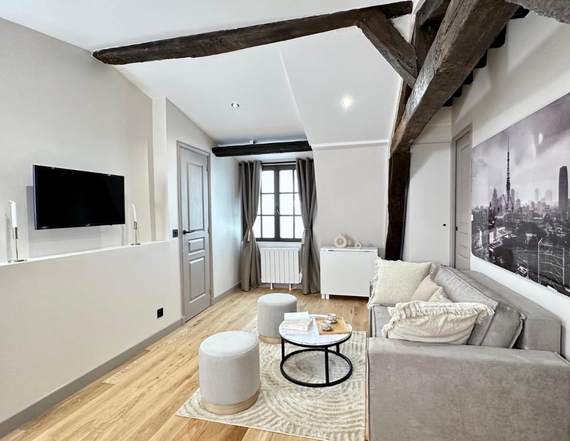 Le Marais' Finest Luxurious Apartment - Bed and Breakfast Parijs