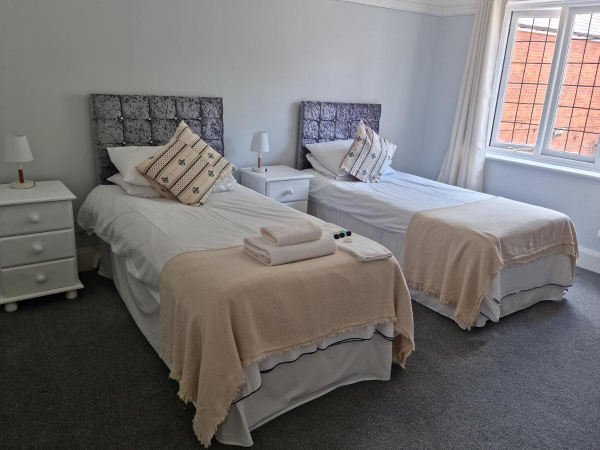 Chambre Lits Jumeaux avec Salle de Bains Commune