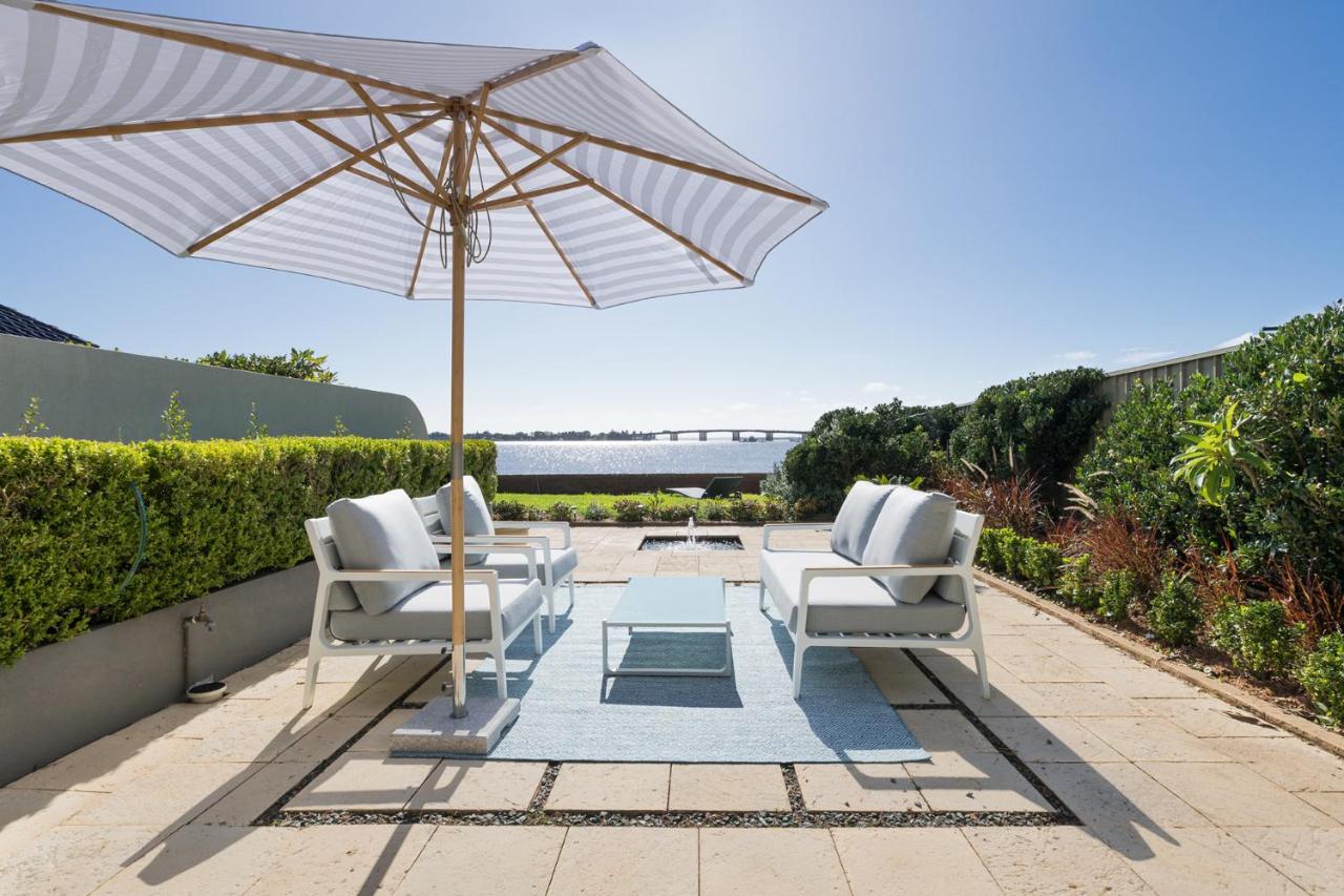 King Bedroom Waterfront Courtyard Apartment - B&B Sylvania