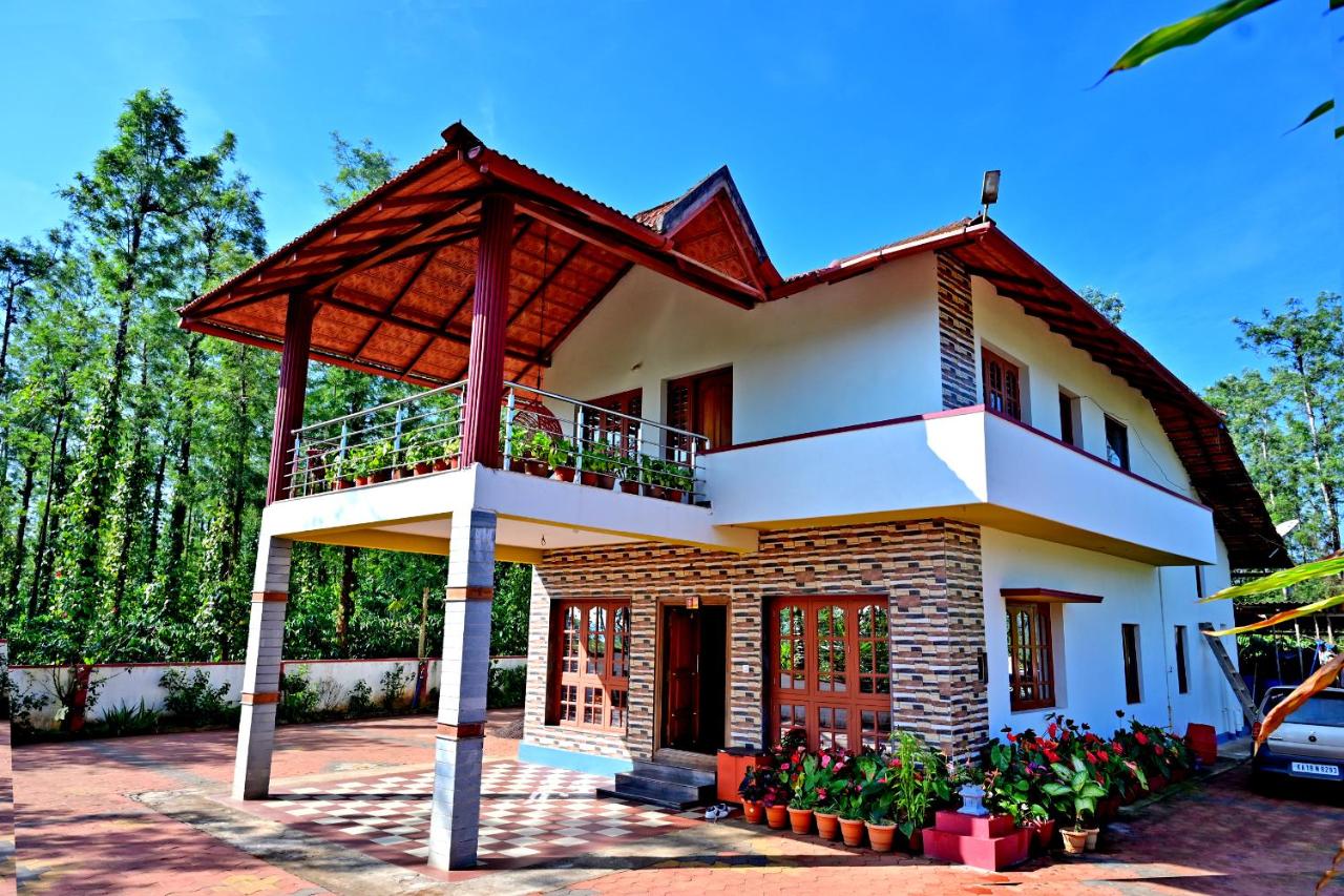 B&B Sakleshpur - Hulihara Homestay - Full Villa, Coffee Estate & Balcony View - Bed and Breakfast Sakleshpur
