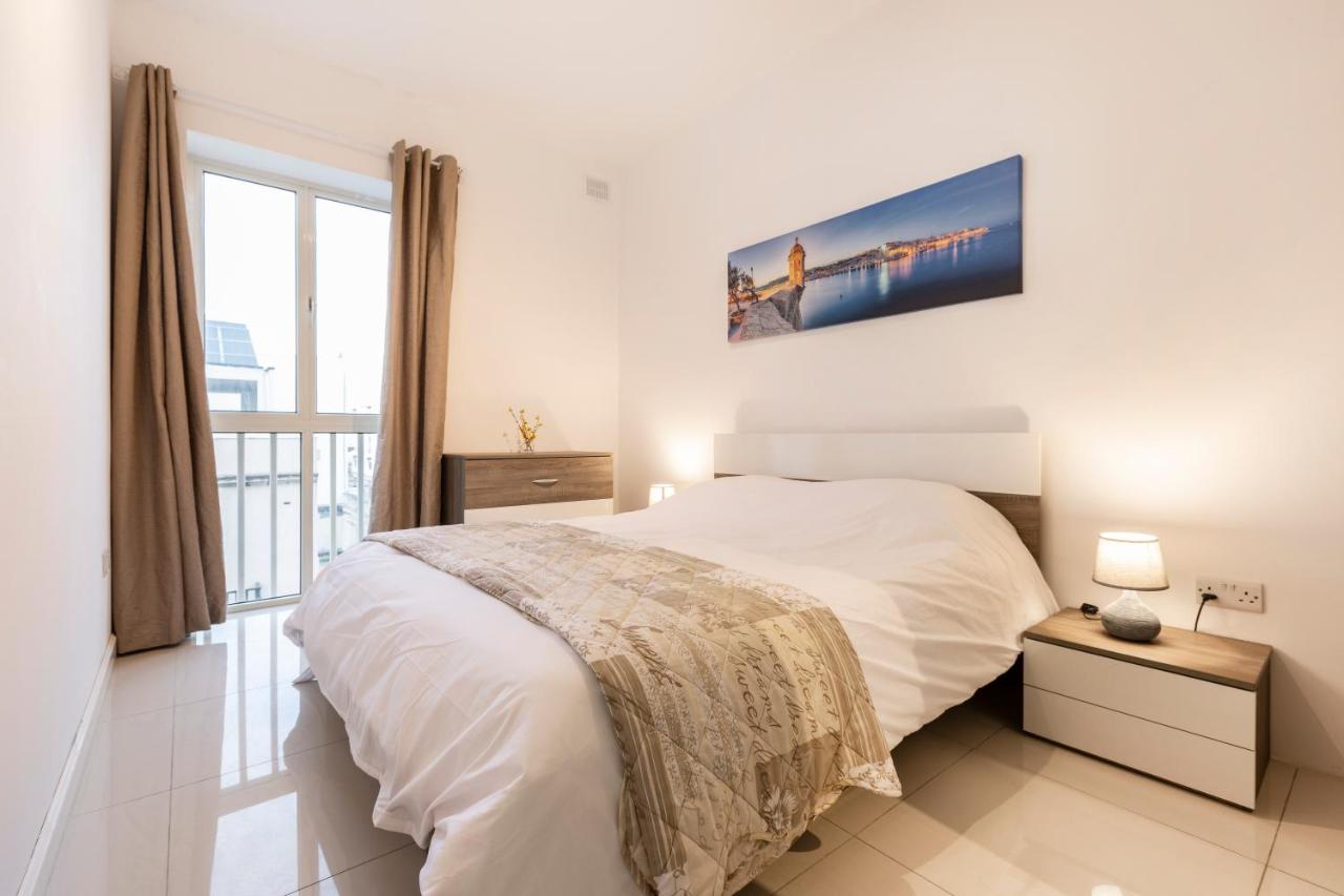 B&B Gżira - A Lovely 2 Bedroom 1min walk away from the sea apartment 2 - Bed and Breakfast Gżira