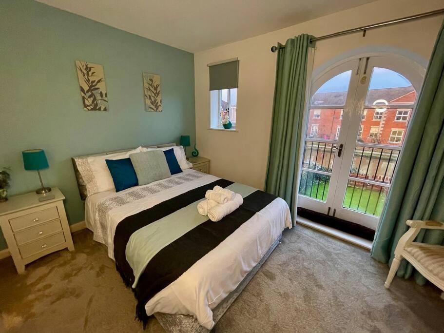 B&B Loughborough - Silver Stag Properties, Cozy 2 BR Home w Parking - Bed and Breakfast Loughborough