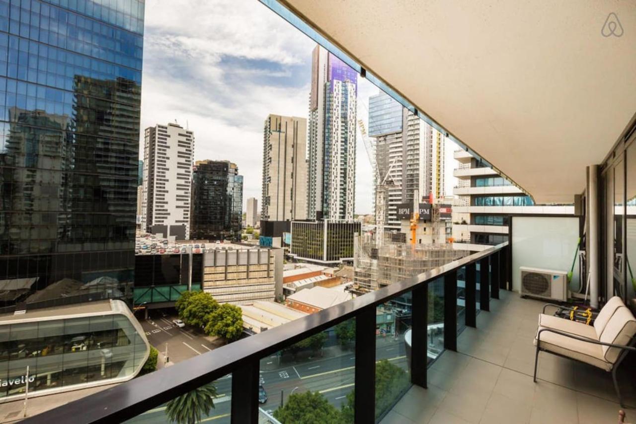 Southbank Balcony Stay across from Crown with Pool - Bed and Breakfast Melbourne