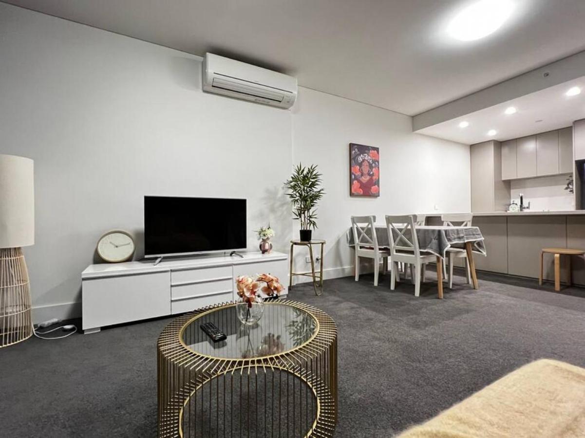 B&B Sydney - Lovely 2 bedroom APT in centre of Olympic Park - Bed and Breakfast Sydney