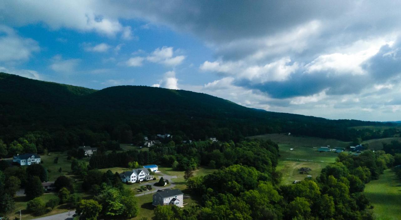 Habitación con cama extragrande.