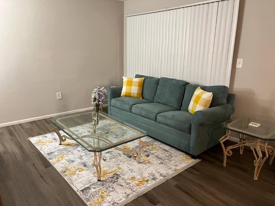 Cozy Retreat 1.8 Mi to Stadium - B&B