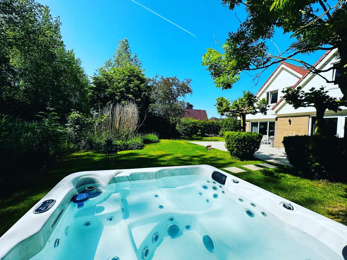 B&B Zeewolde - VILLA CALMA Rust Ruimte Luxe inclusief private jacuzzi - Bed and Breakfast Zeewolde