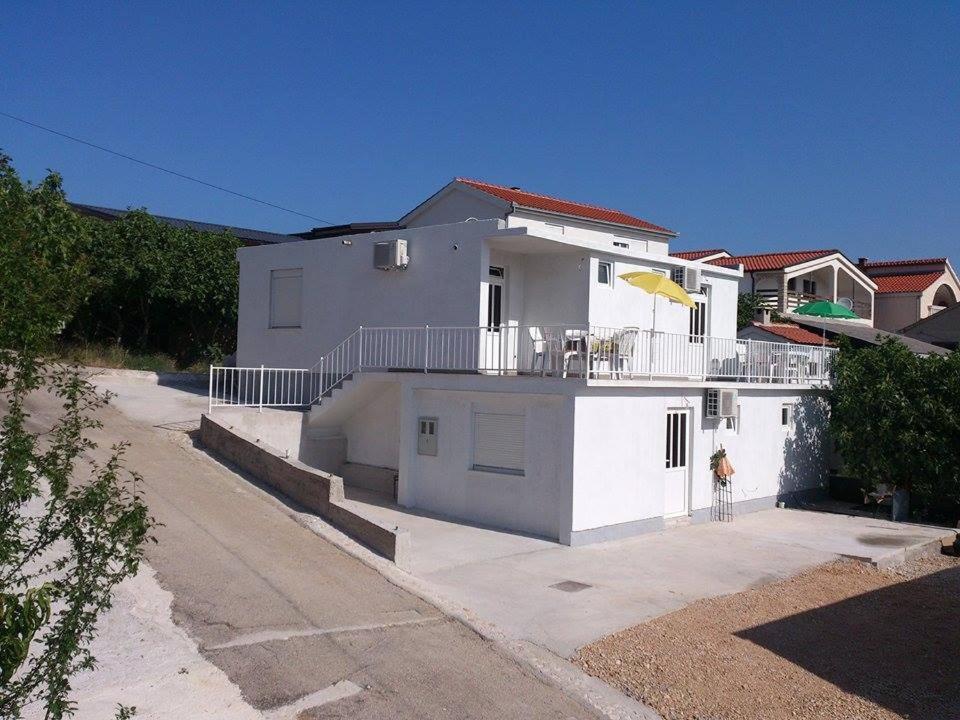 Apartments Rogoznica - Bed and Breakfast