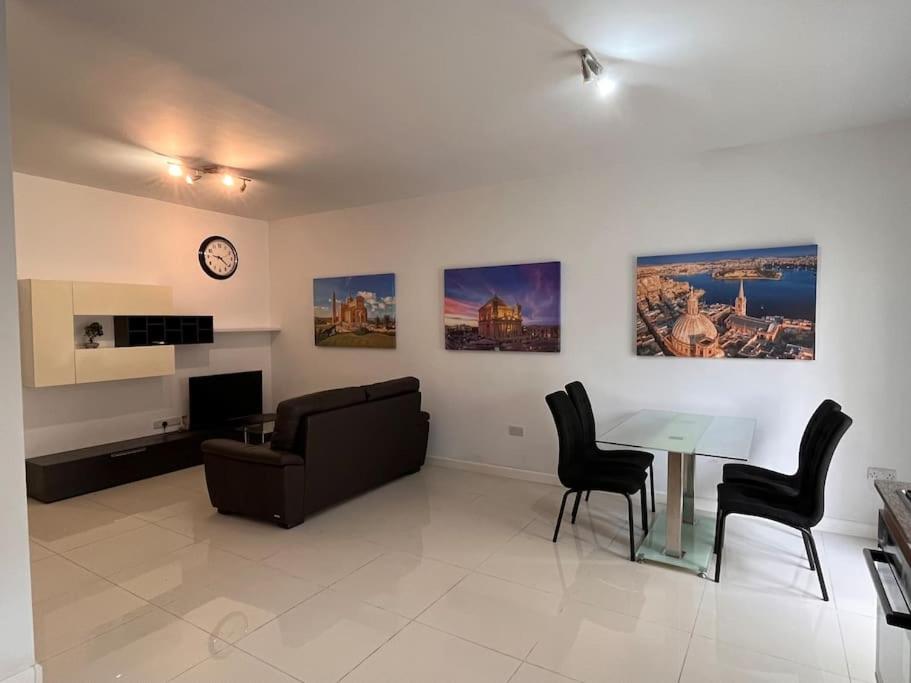 B&B Gżira - Cosy 2Bedroom 1 min walk away from the sea apartment 1 - Bed and Breakfast Gżira