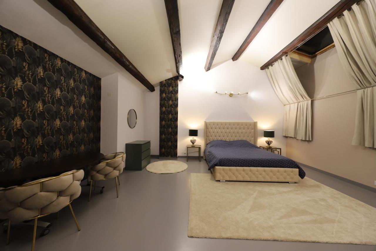 Loft 250m2 avec écran led géant de 10m2 - B&B