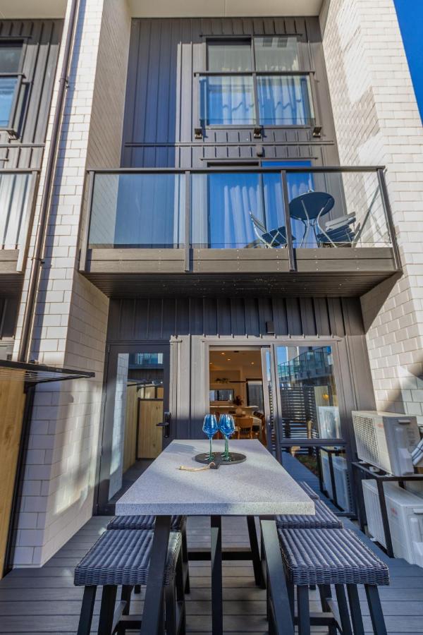 Walk to Riverside Market 4 bed 4 bath with car park - B&B